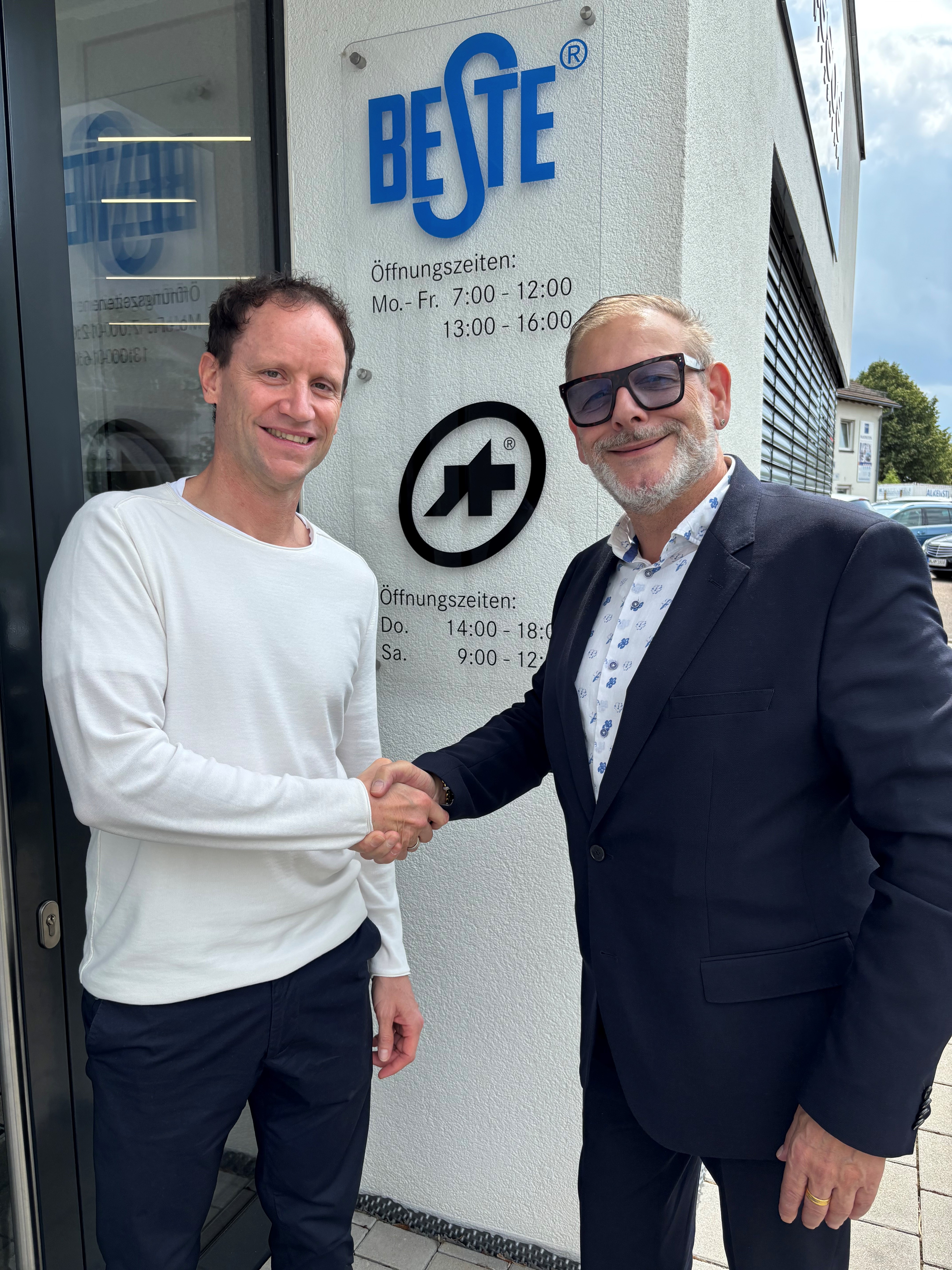 Herr Osterwald (GF) und Herr Stegmaier (Neuer Servicepartner) schütteln Hände vor dem BESTE Wasseraufbereitung Schild
