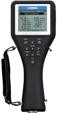 Horiba U‑50 Multimeter Handgerät mit Bedienfeld im Einsatz