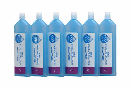 Horiba 2000ppm Kalium Ionen Standard Lösung (Y031H), sechs Flaschen nebeneinander angeordnet