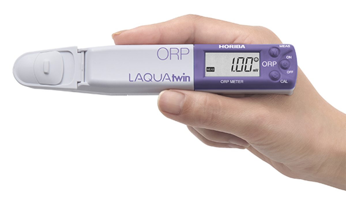 in einer Hand gehaltener Tester, violett- weiß
