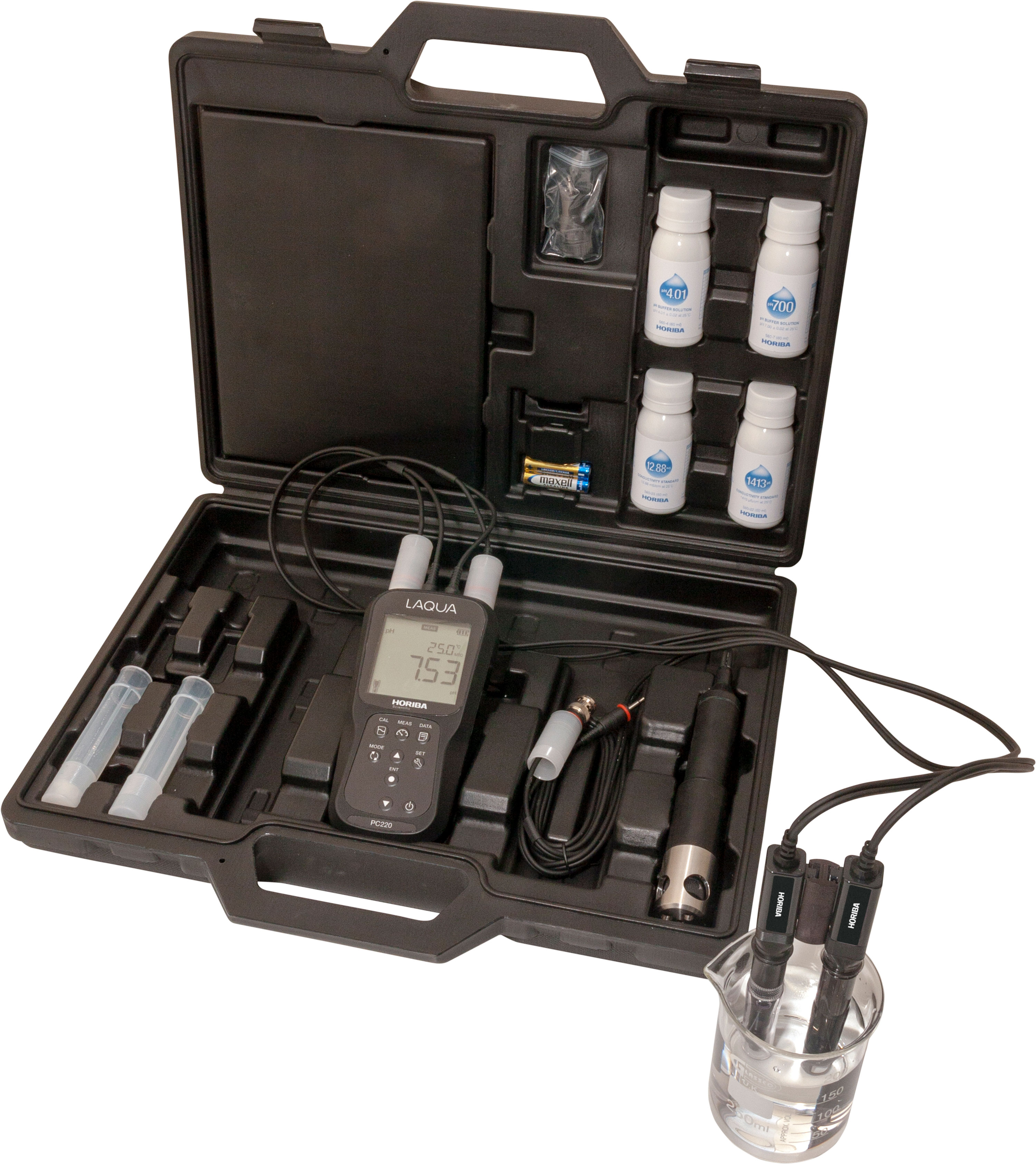 Horiba LAQUA PD210-Kit pH, Redox, gelöster Sauerstoff und Temperatur Handmessgerät im Messkoffer offener Koffer mit Gerät und 2 Elektroden neben dem Koffer, Elektroden im Messbecher gesteckt