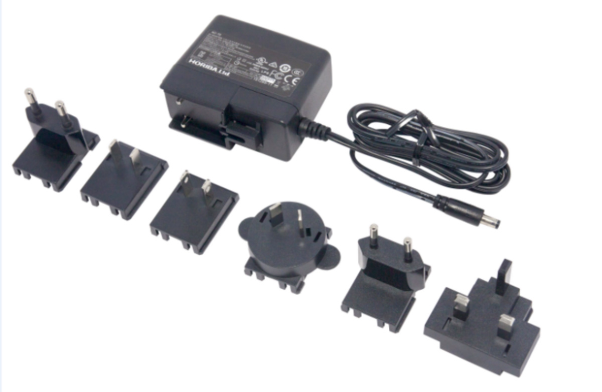 Universal-Netzteil mit 6 Steckern, Nahaufnahme, mehrspannungsfähig, 100 bis 240 V, 1,8 m Kabel, für USA, EU, UK, Australien, China, Korea. Mit Schutz vor Kurzschluss, Überspannung und Überstrom