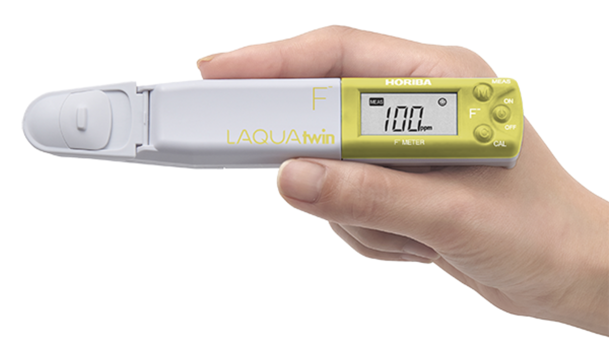 In einer Hand gehaltener Horiba LAQUAtwin Fluorid Ionen Tester
