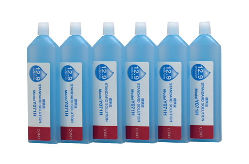 Horiba 12.9 mS/cm Leitfähigkeitsstandardlösung (514-23) Horiba Kalibrierlösung 12.9 mS/cm weiße Flasche mit blauem Deckel, Frontansicht