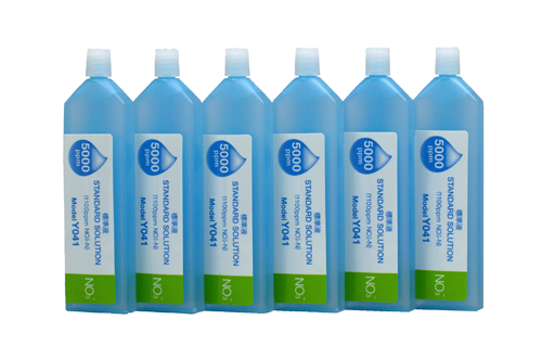 Horiba 5000ppm Nitrat Ionen Standard Lösung (Y041) Horiba 5000ppm Nitrat Ionen Standard Lösung (Y041), sechs Flaschen nebeneinander, Kalibrierlösung Nitrat