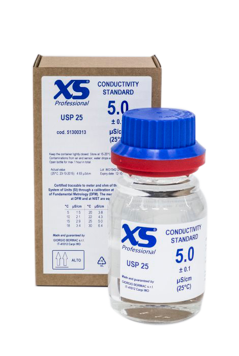 XS Professional 5 µS/cm Kalibrierlösung in 300 ml Glasflasche mit blauem Verschluss und Zertifikat